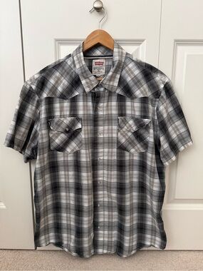 Men’s Levi’s XL Plaid Gray White Shirt Short Sleeve Snap Close Pockets Logo
